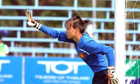 Thủ môn Kiều Trinh và cái duyên bắt phạt đền