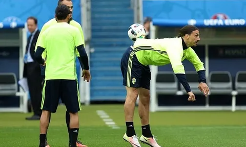 Đồng đội "mắt tròn mắt dẹt" trước kỹ thuật giữ bóng siêu đỉnh của Ibrahimovic