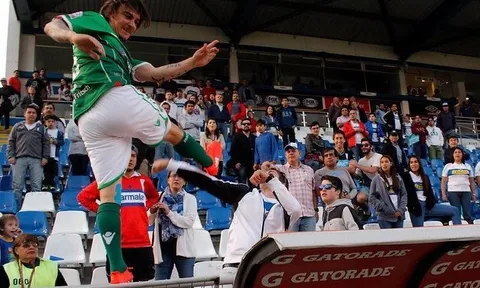 Tiền đạo đối mặt án 2 năm tù vì đánh fan như Cantona