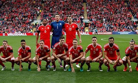 Tiếp tục chụp ảnh 'không giống ai', Xứ Wales quyết chống lại dư luận
