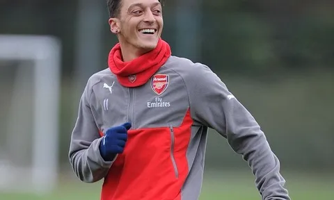 Tiết lộ của Oezil lại khiến NHM Arsenal hoang mang