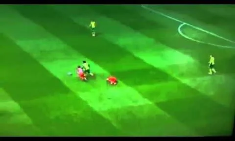Tình huống ăn vạ cực kỳ hài hước của Luis Suarez