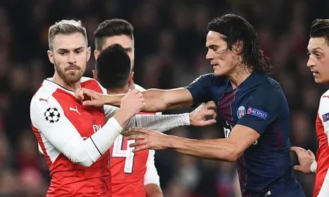Tình huống Edinson Cavani "gạt tay vào má" Aaron Ramsey