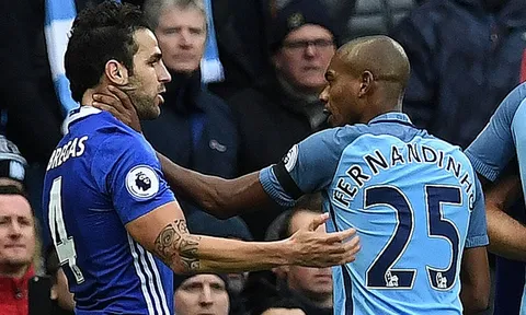 Tình huống Fernandinho muốn "nuốt sống" Cesc Fabregas