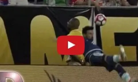 Tình huống ham bóng dẫn đến tai nạn khủng khiếp của Ezequiel Lavezzi