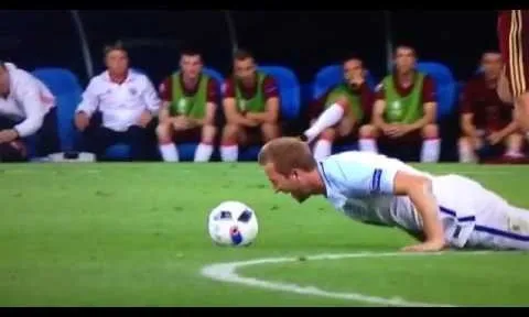 Tình huống khá khó đỡ của Harry Kane vs Nga