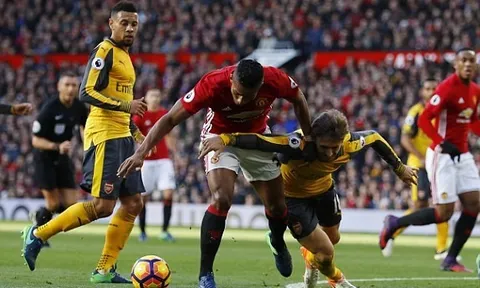 Tình huống Valencia ngã trong vòng cấm Arsenal