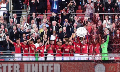 Tội đồ Fellaini không thể ngăn Ibrahimovic có danh hiệu đầu tiên tại Manchester United