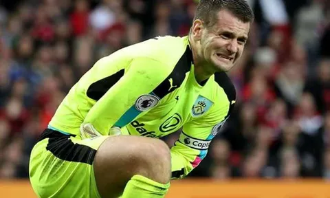 Tom Heaton suýt gãy tay vì cú sút của Ibrahimovic