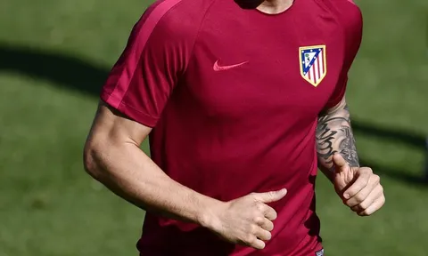 Torres cực điển trai trên sân tập trước trận gặp Bayern