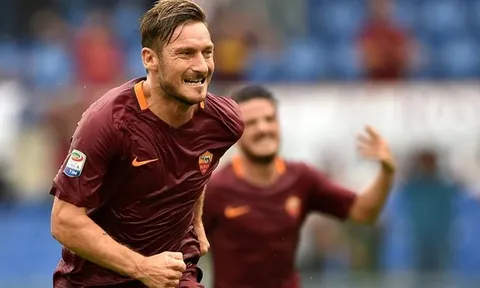 Totti lập công, Roma lội ngược dòng ngoạn mục trong trận mưa tầm tã