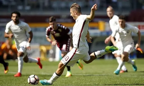 Totti ghi bàn, Roma vẫn thua thảm Torino