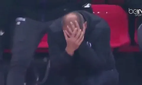 Huấn luyện viên Ligue 1 ăn vạ lộ liễu trên sân