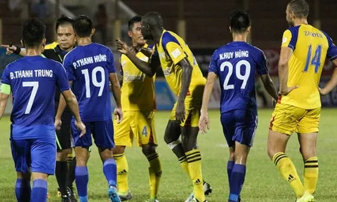 “Trọng tài Phùng Đình Dũng đã nghĩ… ra luật mới”