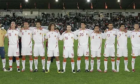 Trước Pique, Xavi và Puyol cũng từng “xóa cờ”