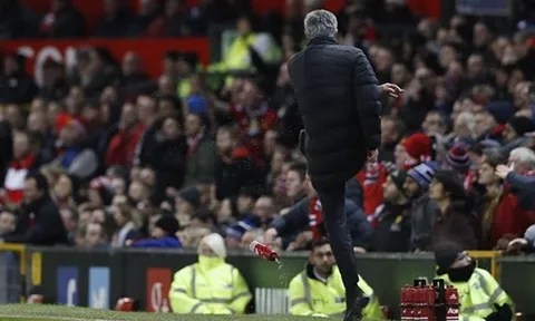 Trút giận vào chai nước, Mourinho bị đuổi lên khán đài