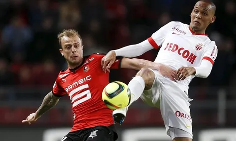 Từ Milner đến Fabinho: Những cầu thủ chơi cực hay dù đá trái sở trường