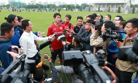 HLV Hữu Thắng: “Tuyển Việt Nam đã truyền lửa cho U19 Việt Nam”