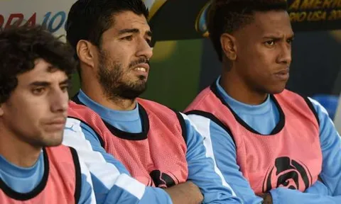 Uruguay lại gục ngã, Suarez công khai "bật" ban huấn luyện