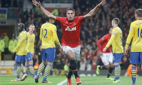 Van Persie ghi bàn vào lưới Arsenal và ăn mừng