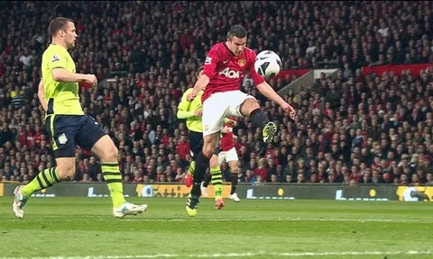 Van Persie giật giải Bàn thắng đẹp nhất Premier League