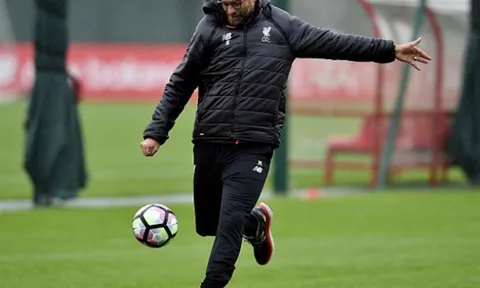 Vắng các học trò, Klopp 'tung hoành' trên sân tập của Liverpool