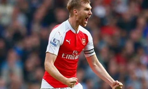 Vắng Mertesacker lại là điềm may cho Arsenal