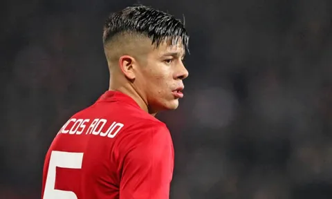 Vào bóng ghê rợn, Marcos Rojo may mắn thoát thẻ đỏ
