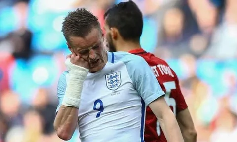 Vardy tự vả vào mặt sao khi bỏ lỡ cơ hội ngon ăn
