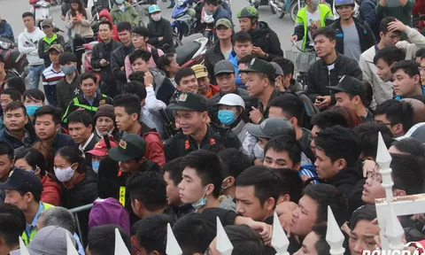 "Biển người" chen lấn, rồng rắn xếp hàng mua vé trận Việt Nam tiếp Indonesia trên sân Mỹ Đình