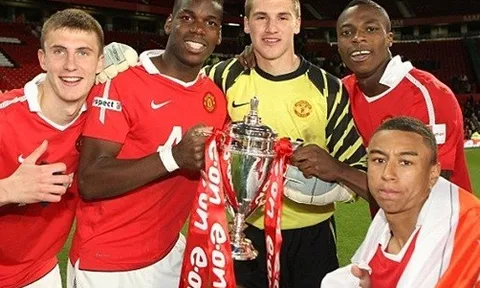 Về Man Utd, Pogba gặp lại người xưa