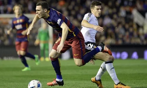 Arsenal lỗ lớn vì Barca cho AS Roma mượn Thomas Vermaelen