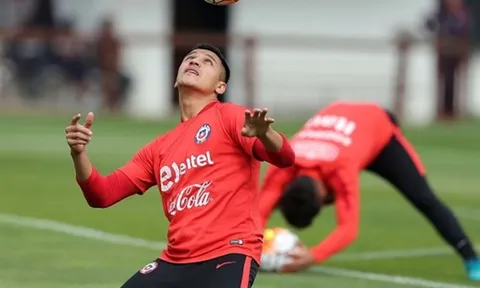 Vì sao Sanchez chơi tốt trong vai trò trung phong?