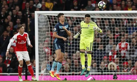 Victor Valdes làm nản lòng các chân sút Arsenal