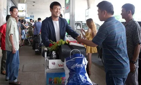 Về nước, tuyển Việt Nam tập nhẹ đợi đá bán kết