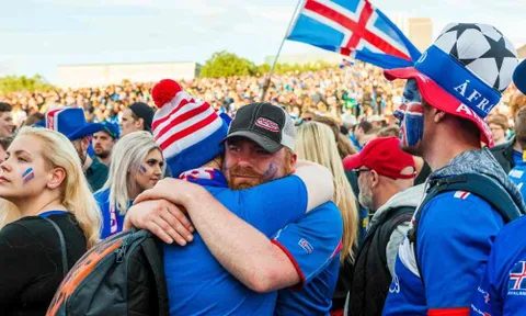 Không thể bỏ qua: 10000 người Iceland cổ vũ kiểu Viking