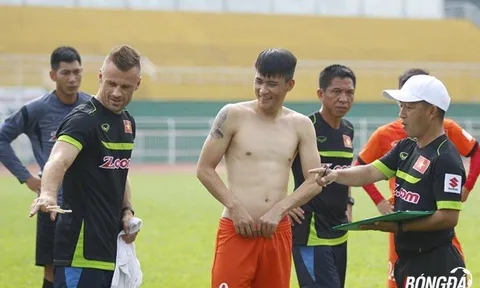 Cười "không nhặt được răng" với màn khoe cơ bụng 6 múi của ĐT Việt Nam
