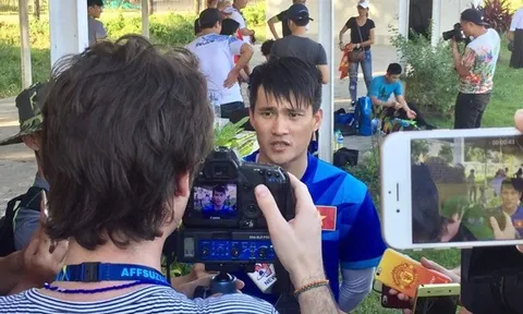 Được phóng viên Tạp chí FourFourTwo phỏng vấn, Công Vinh chém tiếng Anh như gió