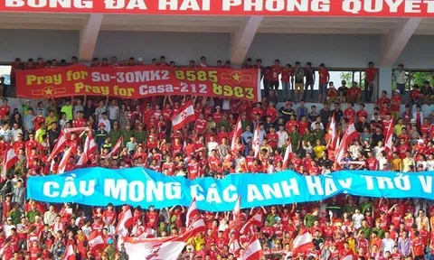 CĐV V-League treo băng-rôn tưởng nhớ phi công hy sinh