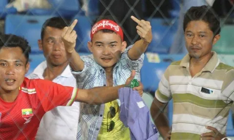 Thua nghiệt ngã, CĐV Myanmar giơ "ngón tay thối" về phía ĐT Việt Nam