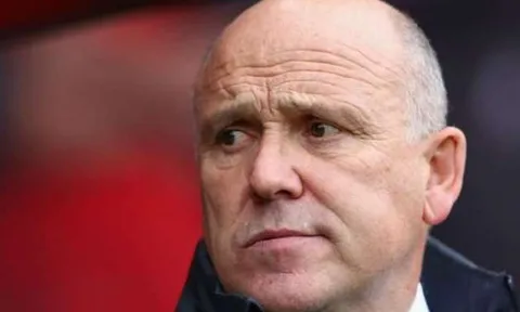 Vừa được tưởng thưởng, Mike Phelan đã nhận trận thua muối mặt