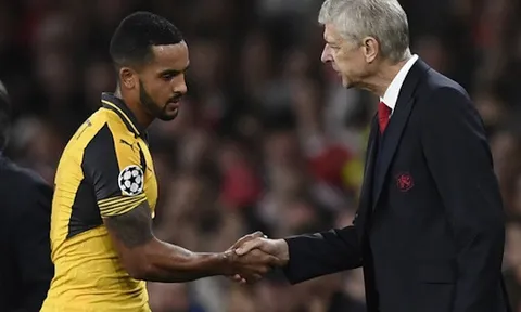 Walcott bùng nổ, Wenger tiến cử “trò cưng” cho tân HLV tuyển Anh