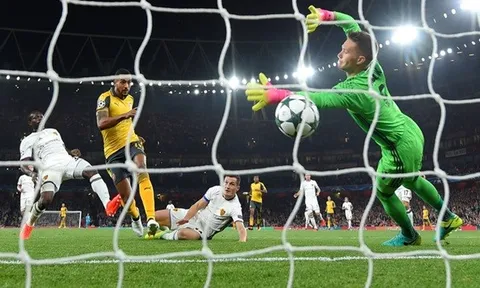 Walcott lập cú đúp, Arsenal hạ gục Basel