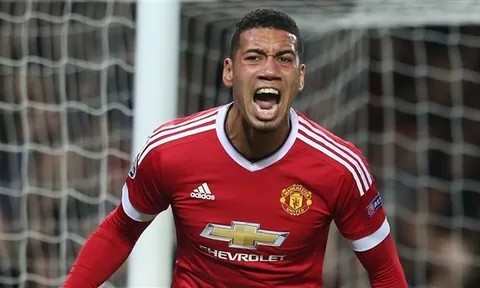 Sốc: Chris Smalling suýt bị bỏ lại Hà Lan vì không... tiểu được