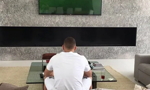 Benzema lặng người nhìn tuyển Pháp thi đấu