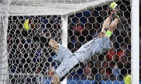 Biểu diễn bất thành, Buffon ngã chổng vó trong khung gỗ