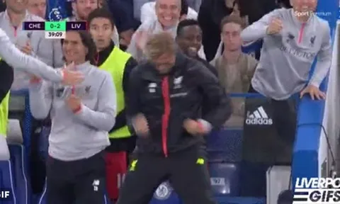 Tân binh của Liverpool phản ứng 'khó đỡ' khi Henderson ghi bàn