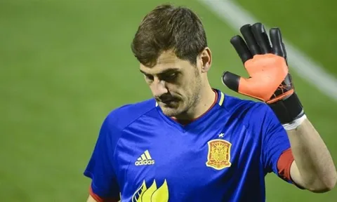 Iker Casillas: Sao anh cứ để mọi người phải quay lưng?