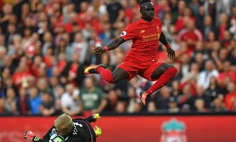 'Hăng máu', huyền thoại Liverpool thách Mane chạy đua