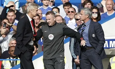 Sốc: Mourinho xin ngồi cạnh, Wenger thẳng thừng từ chối